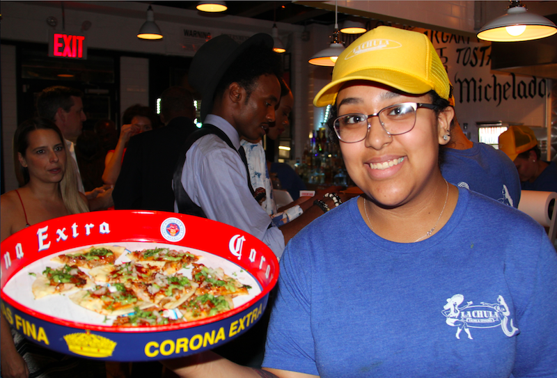 El Barrio puede deleitarse con una variedad de tacos, incluyendo los tradicionales, as&iacute; como los de pulpo, camarones, lengua y oreja, ceviches para todos los gustos, cocteles deliciosos, guacamole, esquites y churros, para chuparse los deditos, servidos con profesionalismo y cortes&iacute;a.