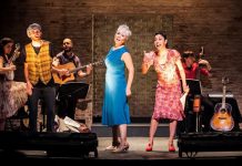BETSY! un musical de mucha valía, en Pregones-TRPR Pat D. Robinson, Elise Santora y Caridad de la Luz, en un momento culminante de la obra que presentó el TRPR y Pregones.