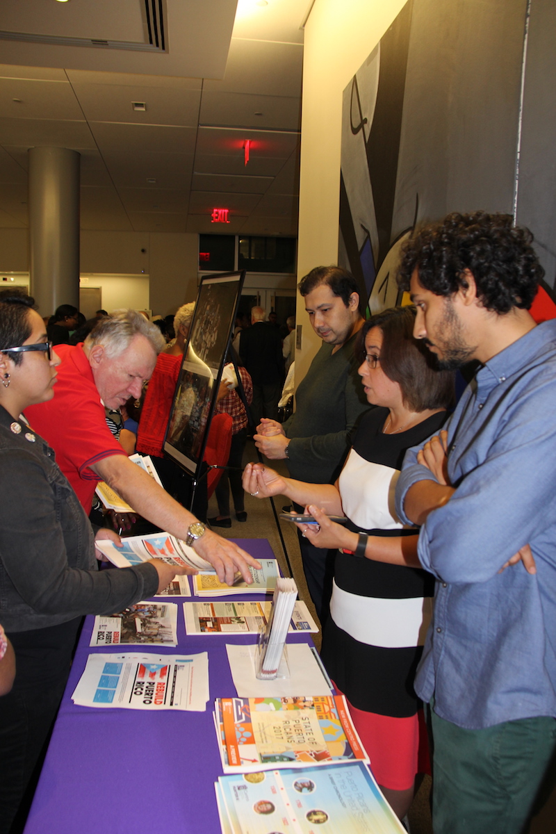 Durante el evento del Contralor Stringer en el East Harlem el Centro de Estudios Puertorriqueños de Hunter College CUNY entregó abundante material informativo-educativo sobre Puerto Rico, en un momento crítico en que requiere ayuda de la comunidad internacional.