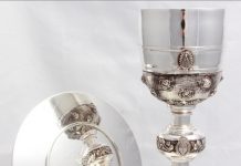 Detalle de la Patena con el Sello del Vaticano tallado al centro y del cáliz personal que el Papa utiliza para las misas en su residencia del Vaticano en Santa Marta. Se aprecia en la parte superior a Nuestra Señora de Luján, al centro el Escudo de Argentina y en la base el mapa de Centro y Sudamérica, con el perfil de Argentina en relieve. (Foto: Archivo de Adrián Pallarols)