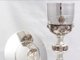 Detalle de la Patena con el Sello del Vaticano tallado al centro y del cáliz personal que el Papa utiliza para las misas en su residencia del Vaticano en Santa Marta. Se aprecia en la parte superior a Nuestra Señora de Luján, al centro el Escudo de Argentina y en la base el mapa de Centro y Sudamérica, con el perfil de Argentina en relieve. (Foto: Archivo de Adrián Pallarols)