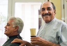 La “Corona de Adviento” es una tradición cristiana que con su verdadero significado se está perdiendo entre los latinos. Se ha transformado en las coronas con ramas naturales o artificiales que se colocan en la puerta. Simbolizaba originalmente las cuatro semanas del Adviento católico, con cuatro velas.