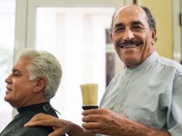 La “Corona de Adviento” es una tradición cristiana que con su verdadero significado se está perdiendo entre los latinos. Se ha transformado en las coronas con ramas naturales o artificiales que se colocan en la puerta. Simbolizaba originalmente las cuatro semanas del Adviento católico, con cuatro velas.