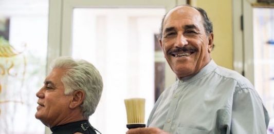 La “Corona de Adviento” es una tradición cristiana que con su verdadero significado se está perdiendo entre los latinos. Se ha transformado en las coronas con ramas naturales o artificiales que se colocan en la puerta. Simbolizaba originalmente las cuatro semanas del Adviento católico, con cuatro velas.