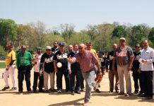 Rodeoado de invitados y dirigentes el expelotero profesional Blas Santana, que vistió la franela de las Águilas Cibaeñas, realizó el lanzamiento de honor pra dejar inaugurado el torneo.