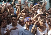 La Fiscal de Distrito Nassau en Long Island, Madeleine Singas anunció acusaciones a miembros de la MS-13 quienes enfrentan ochenta y cinco cargos, incluyendo asesinato y otros crímenes, con penas de 25 a 35 años de cárcel.