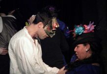 El Barco Ebrio: Amores de lujuria, amores tormentosos y amor de amores por el Teatro Vanguardia Paul Montoya y Ana Montero en una escena de la obra dirigida por Iván Argudo, “El barco ebrio”. (Fotos Franco Galecio)