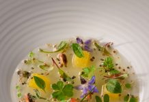 Restaurantes de Brasil, Chile, México y Perú en la lista de los 50 mejores del mundo Gel de tomate verde receta del Chef Alex Atala del restaurante DOM en Sao Paulo, contiene maíz tostado y flores comestibles.