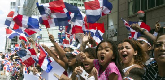 Varias personas participan en el desfile de la comunidad dominicana el domingo 9 de agosto de 2015, en la Avenida de las Américas, en Nueva York