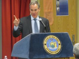 Schneiderman propone reformas integrales para combatir la grave corrupción en Albany El Fiscal General Eric T. Schneiderman ofreció una fuerte crítica al historial de Albany de falta de ética y los intentos anteriores de reforma, e hizo propuestas integrales para cambiar fundamentalmente el gobierno del Estado de Nueva York al atacar las causas raíces de la corrupción.