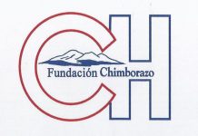 El Presidente de Fundación Chimborazo, Don Jaime Coronel, entrega dos pasajes de Ecuador a Boston para la niña Paulina Cuadrado y su madre, a fin de que pueda realizarse una cirugía reconstructiva del rostro, dañado con quemaduras de tercer grado.