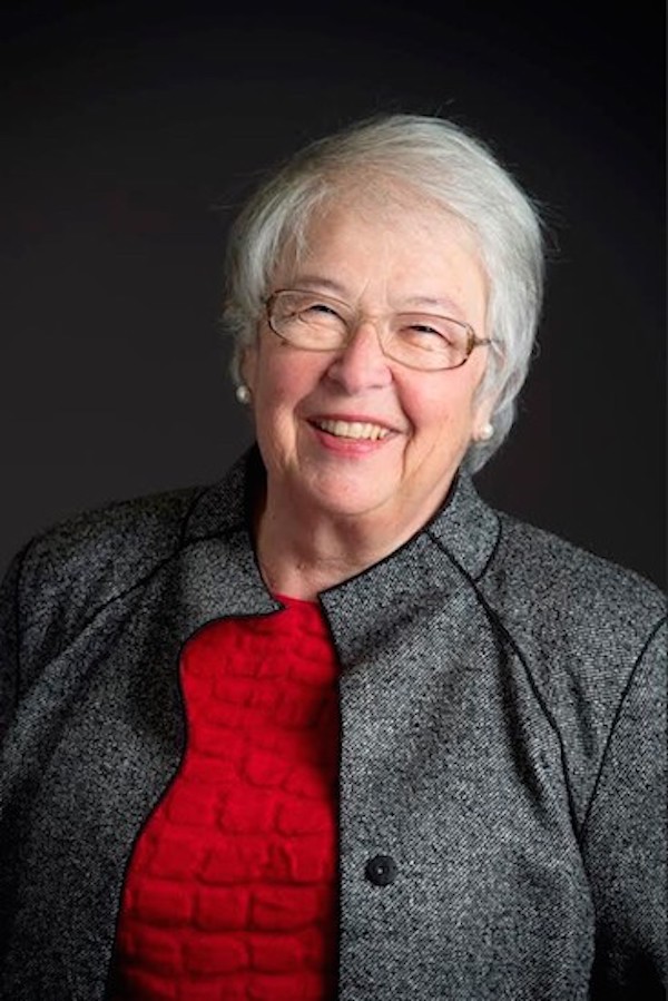 La actual Canciller de Educaci&oacute;n de la Ciudad de Nueva York, Carmen Fari&ntilde;a, nativa de Brooklyn, durante los &uacute;ltimos 52 a&ntilde;os ha trabajado en pr&aacute;cticamente todas las posiciones del sistema educativo. Es biling&uuml;e y habla perfecto espa&ntilde;ol.