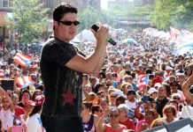 Puertorriqueños celebran fiesta cultural Frankie Negrón intérprete del género de la salsa, cierra el show artístico ante la multitud que lo goza y lo aplaude.