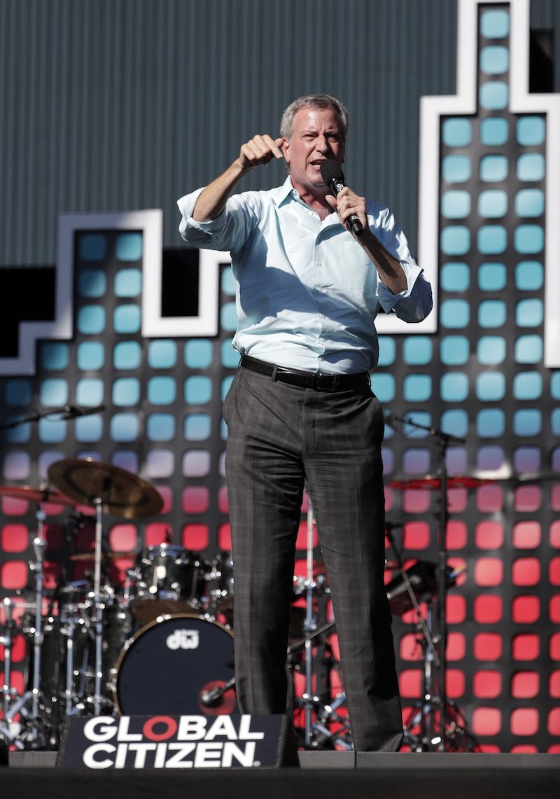 El Alcalde Bill de Blasio ha estado muy activo promoviendo la asistencia a Puerto Rico y ha dicho "Nueva York está con Puerto Rico y hará todo lo posible para ayudar a su recuperación”. Donó personalmente artículos para las víctimas en el Depto. de Bomberos de Sunset Park en Brooklyn.