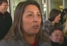 Indocumentada refugiada en iglesia de Chicago y pide compensación al Gobierno La indocumentada mexicana Francisca Lino perdió hoy la última apelación para permanecer en Estados Unidos, junto a sus seis hijos y su esposo ciudadano, y declaró que está dispuesta a recurrir a medidas extremas