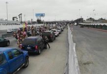 Fotografía de archivo del 22 de mayo de 2017, de migrantes haitianos estacionados en la frontera de Mexicali (México).