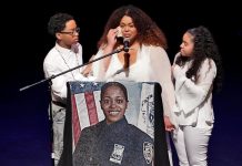 Genesis Villella (c) abraza a los gemelos, Delilah y Peter Vega, hijos de la policía asesinada Miosotis Familia durante su funeral en una iglesia del Bronx, Nueva York
