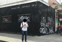 Jackson Heights lucha contra el graffiti Las fotos proporcionadas por la oficina del concejal Daniel Droom, demuestran la rapidez y eficiencia con que el precinto de la policía 115 removió el graffiti.