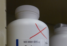 Nueva en las calles: droga para tratar neuropatías impacta en adictos a opioides Un frasco abierto de gabapentina en Fruth Pharmacy, en Athens, Ohio. La farmacéutica Rachel Quivey dijo que es uno de los fármacos que más se vende. (Carmen Heredia Rodriguez/KHN)