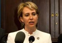 Acusado de tiroteo en EEUU en que resultó herida Giffords se declara culpable