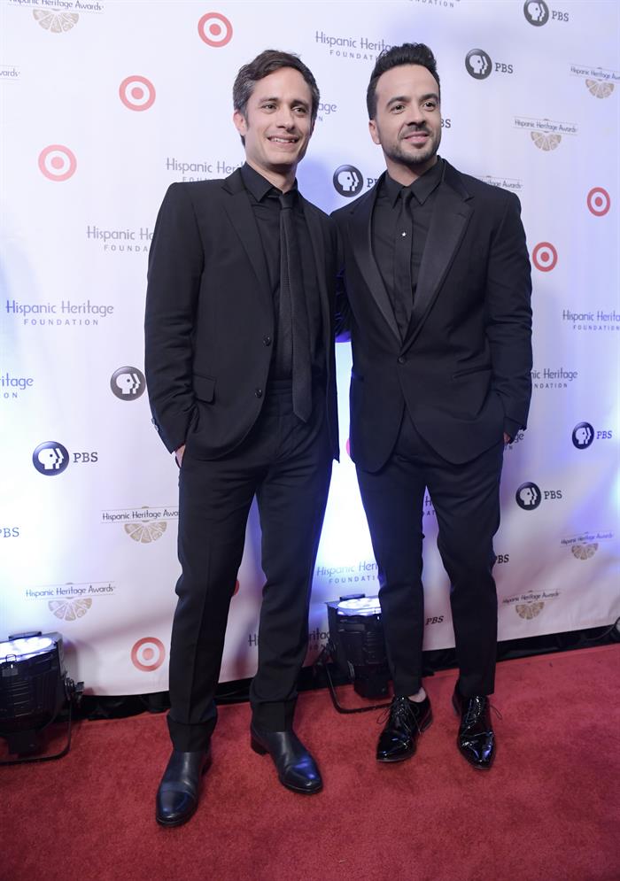 Gael Garc&iacute;a Bernal y Luis Fonsi en los Premios Anuales de la Herencia Hispana 2017. 