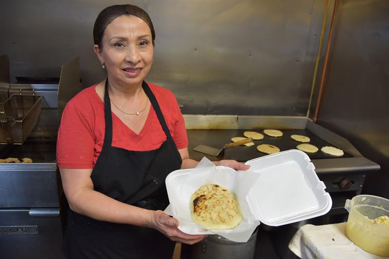 Fotograf&iacute;a fechada este sabado, 16 de septiembre de 2017, muestra a Gloria Ramos, de 54 a&ntilde;os y beneficiaria del Estatus de Protecci&oacute;n Temporal (TPS), posando con una popusa en el restaurante &ldquo;Con Sabor&rdquo; donde trabaja, en Los &Aacute;ngeles,