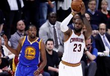 El jugador de los Cavaliers LeBron James (d) salta para encestar ante la mirada de Kevin Durant (i) de los Warriors durante el tercer partido de las Finales de la NBA que enfrentó a los Warriors de Golden State contra los Cavaliers de Cleveland en el Quicken Loans Arena en Cleveland, Ohio (Estados Unidos) ayer, 7 de junio de 2017.