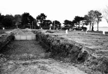 Las tumbas sin nombre de Holtville, recordatorios del peligro de la frontera Fotografía de una trinchera con vallas que cubren tumbas de desconocidos, víctimas de SIDA, en Hart Island, Nueva York.