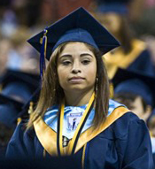 Joven guatemalteca graduada con honores recibe una prórroga de su deportación