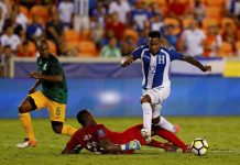 Romell Quioto (d) de Honduras disputa el balón con Donovan Leon (c) de Guayana Francesa durante un partido de la Copa Oro entre Honduras y Guayana Francesa en el estadio BBVA Compass en Houston.