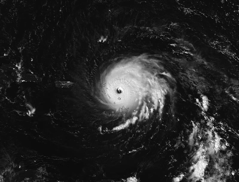 Fotograf&iacute;a cedida por la NASA que muestra una imagen del hurac&aacute;n Irma sobre las islas del Caribe tomada por el sat&eacute;lite Suomi NPP, hoy, 6 de septiembre de 2017. 