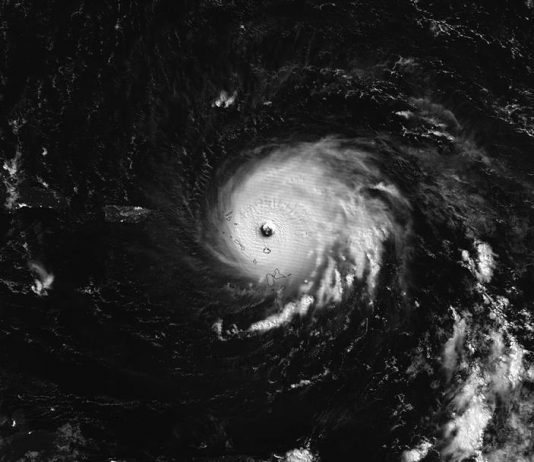 Una persona documenta la inundación de la tormenta a lo largo de la avenida Brickell después de que los efectos completos del huracán Irma golpearon en Miami, Florida.