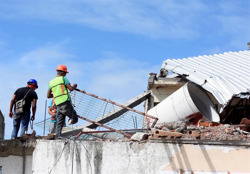 El rescatista voluntario Hector Rodante (c), alias "el capi", realiza labores de remoci&oacute;n de escombros hoy, martes 26 de septiembre de 2017, en el municipio de Jojutla, Morelos (M&eacute;xico). 