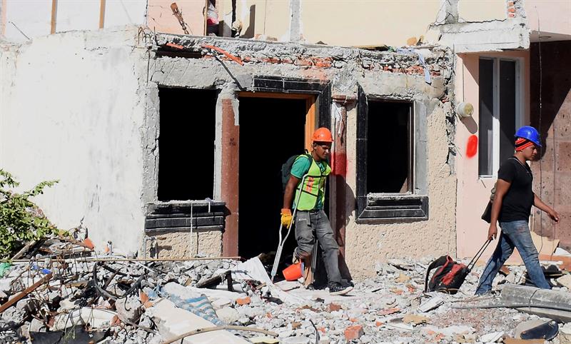 El rescatista voluntario Hector Rodante (i), alias "el capi", realiza labores de remoci&oacute;n de escombros hoy, martes 26 de septiembre de 2017, en el municipio de Jojutla, Morelos (M&eacute;xico).