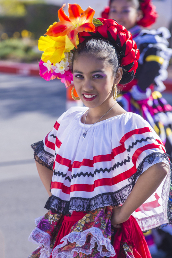 Con m&uacute;sica variada de Am&eacute;rica Latina y el Caribe, M&uacute;sica y danza flamenca, Mariachi, Aprenda a bailar salsa y mucho m&aacute;s