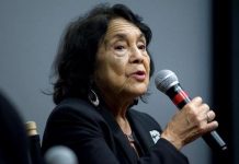 Dolores Huerta exalta el poder de la gente ordinaria en tiempos difíciles