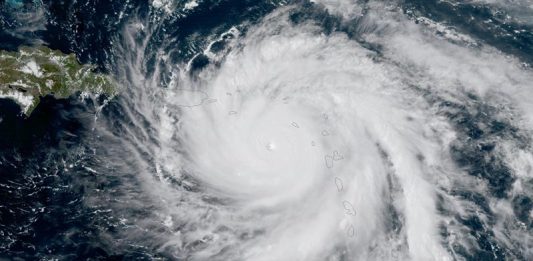 El huracán María, de categoría 1, prosigue su rumbo norte y se aproxima a la costa sureste de Estados Unidos.