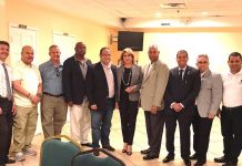 El director Negocios Remesas del Banreservas, Edgar Abreu Reyes, cuarto desde derecha, junto líderes de la industria de taxis, entre ellos Cira Ángeles y Damián Rodríguez, durante uno de los encuentros del programa “Consulado en tu Hogar” en compañía de los vicecónsules David Cordero y Francisco Robles.
