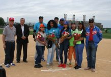 "Chapinas" del Marquense vence al Chivas y campeoniza en la Liga Chapina Las chapinas del Deportivo Marquense que bajo la batuta de "Chuy" Díaz (extremo izquierdo), se coronaron 'flamantes' campeonas en la categoría Damas en la Liga Chapina Youth Soccer Club. Aquí las vemos posando con la gigantezca copa de campeonas. (Foto: Buki Chapin).