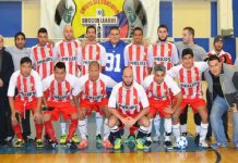 Directivos y jugadores del Cantolao, equipo que representa a la Liga Cuencana, que este fin de semana chocará contra el Corazón de María, en la final de ida del torneo Inter-Ligas en la Unión de Ligas Latinas. (Cortesía).