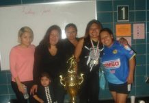 Las "aguerridas" muchachonas fanáticas y seguidoras del equipo Unicornio, en el campeonato veraniego de indoor fútbol en la Liga de Fútbol Ángeles en Brooklyn. (Foto: Buki Chapin).