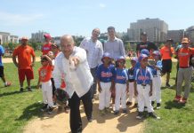 El doctor Rafael Lantigua realiza el lanzamiento de la primera bola.