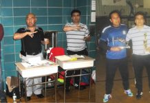 Ecos de la gran final torneo Primavera en la Liga de Fútbol Ángeles en Brooklyn. A la izquierda, el invitado de honor, Danilo Zavala, presidente de la Liga Maya de Fútbol; Sr. Luis Vega, anunciador de la Liga (micrófono en mano) y el Sr. Casimiro Escalona, presidente de la Liga. A la derecha, posando con sus respectivos galardones, Vicente García, el arquero ‘Menos Vencido’ y Andres García, el Máximo Goleador, acompañados por el presidente de la Liga, Sr. Casimiro Escalona. (Foto Buki Chapín)