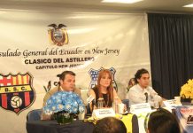 Seis equipos lideran el Inter-Ligas de la U.L.L. (I) El Aguilas Girls le celebró el cumpleaños al jovencito y talentoso jugador, Diego Valdes (pastel/biscocho en manos). Lo acompañan Dona Maria Teresa Valdez, Jeannette Martínez, Juan "Juansito" Lopez, presidente de la Liga y Lilly Carancio, entre otros. (C) Arlinton Echeverria posando con Dkay Henry y Roxan German, capitana y nueva adquisición del Aguilas Girls. (D) Milton Valdez, Arlinton Echeverria, Jeannette Martínez "La Aguilucha Mayor", Jose Luis Martinez, DT y Freddy "Bigotes" Peyes, posando con la insignia banner de Las Aguilas Girls. (Fotos Buki Chapin).