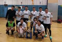 Britannia, Zanella y Arabes lideran en la Brooklyn Champions Los Amigos que increíblemente perdió su invicto de 19 ganancias consecutivas; aquí aparecen mostrando un gigantezco trofeo ganado en el campeonato de la Liga de Fútbol Ángeles de Brooklyn. (Foto: Cortesía).
