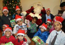 Santa Claus llega al Puerto Rican Family Institute en Manhattan Niños alegres y felices ya con sus regalos y posando con Santa Claus.