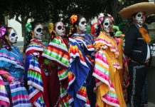 México festeja a sus muertos con mezcla de tradición mesoamericana y católica