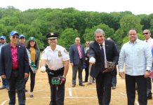 Raymundo Mundo, capitán-sub inspector del cuartel 34, Alto Manhattan, y el Cónsul General Dominicano en la ciudad de Nueva York, doctor Carlos Castillo, realizaron los lanzamientos de honores.
