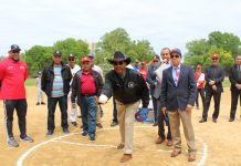 El Reverendo Rubén Díaz, Senador Estatal por El Bronx, realiza el lanzamiento de la primera bola.