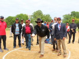Gary Sánchez y Rubén Díaz inauguran Torneo de Softbol High Class El Reverendo Rubén Díaz, Senador Estatal por El Bronx, realiza el lanzamiento de la primera bola.